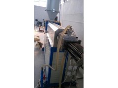 U型淋浴房挡水条设备塑料挤出机一套产品线 履带牵引机一套图2